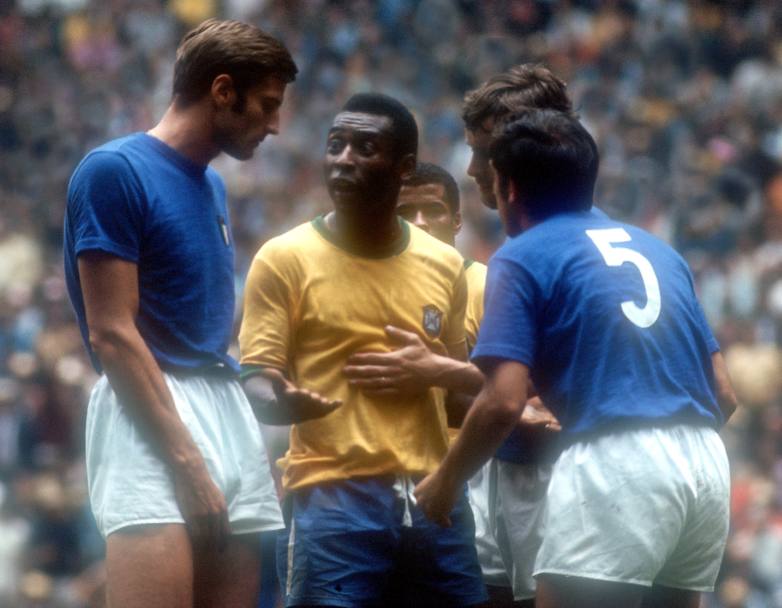 Messico 1970. finale Brasile - Italia 4 1. Pel discute con Giacinto Facchetti e Tarcisio Burgnich (Omega)